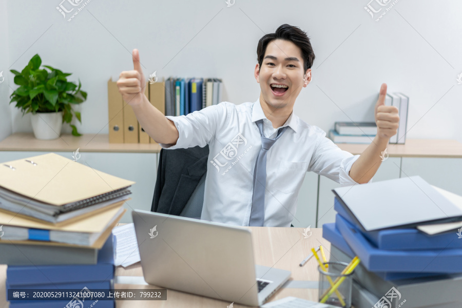 快乐的商务男士在办公室加班
