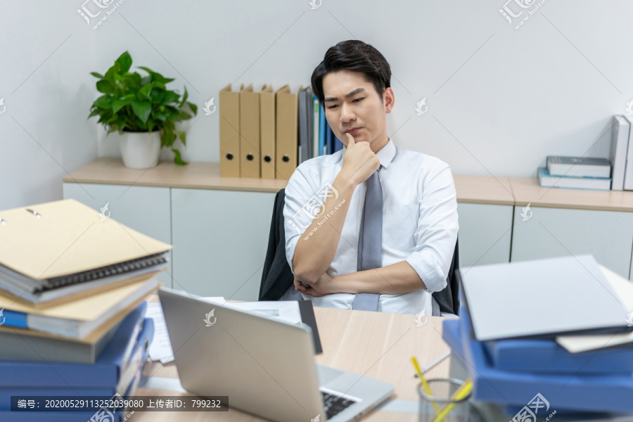 商务男士在办公室加班