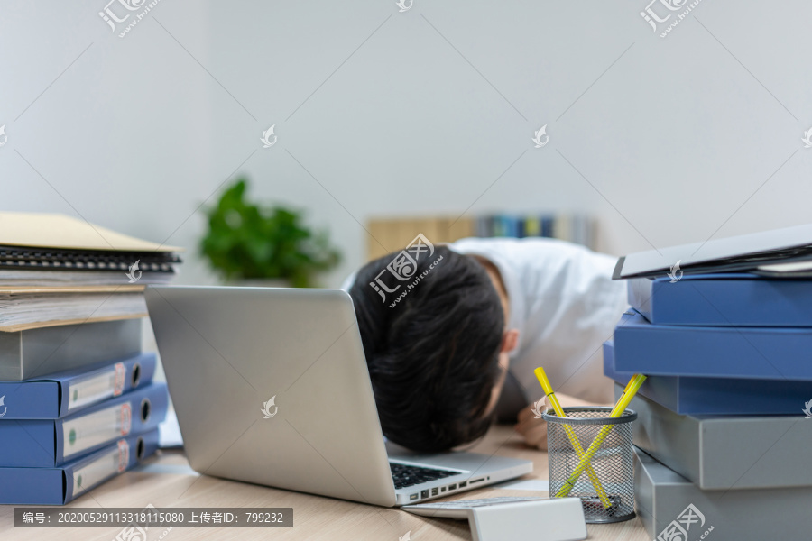 商务男士在办公室加班