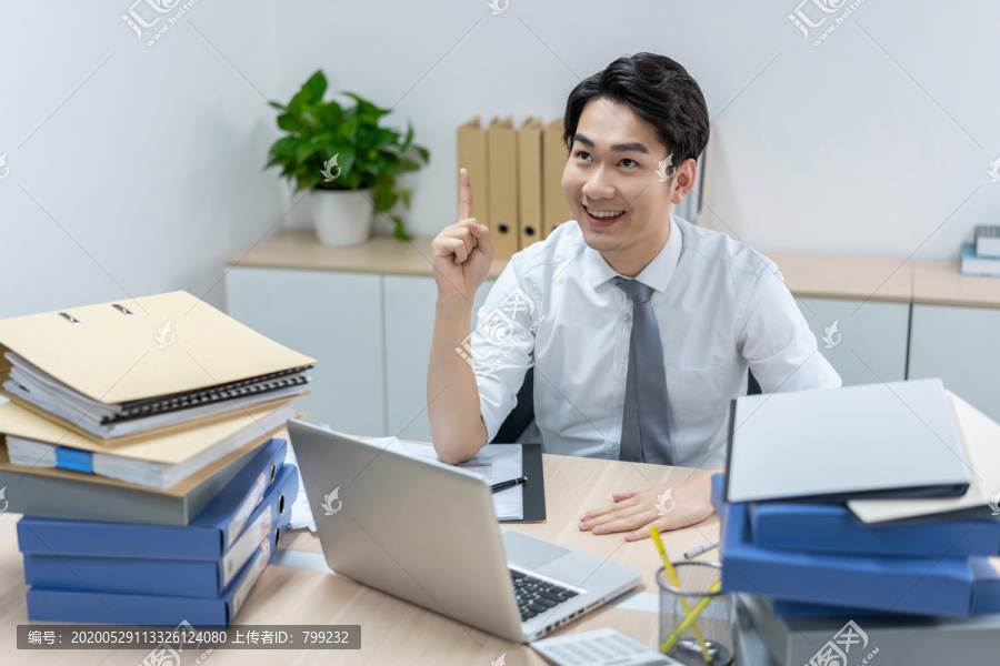 快乐的商务男士在办公室加班