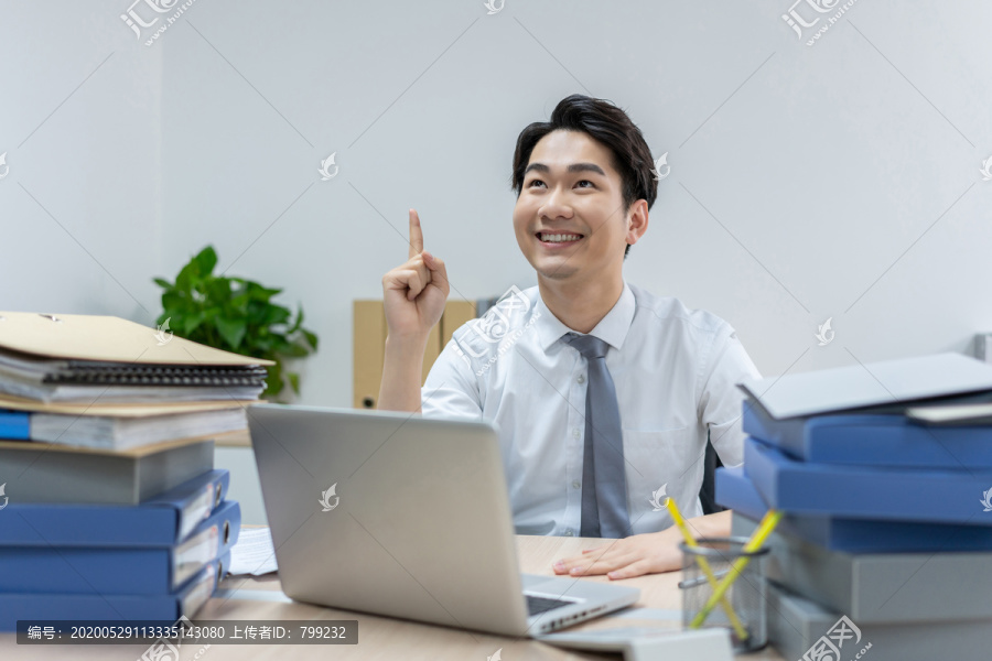 快乐的商务男士在办公室加班
