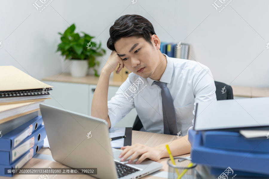 商务男士在办公室加班
