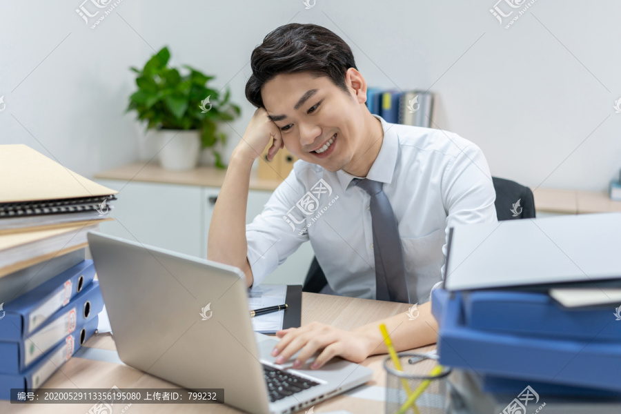快乐的商务男士在办公室加班