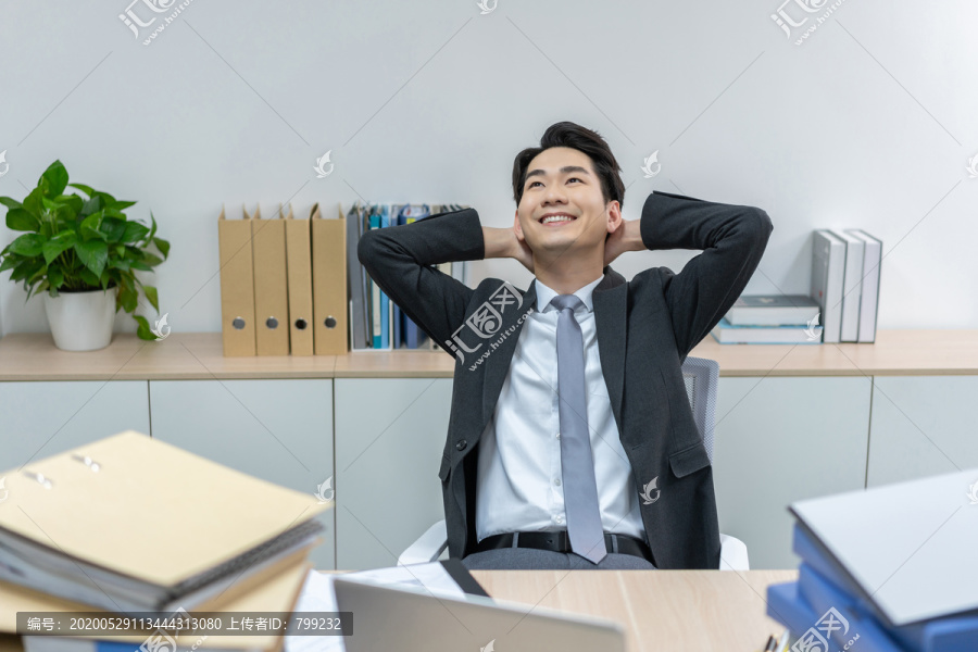 快乐的商务男士在办公室加班