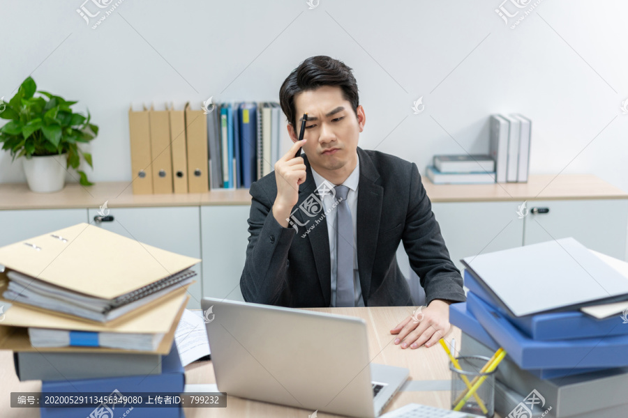 商务男士在办公室加班