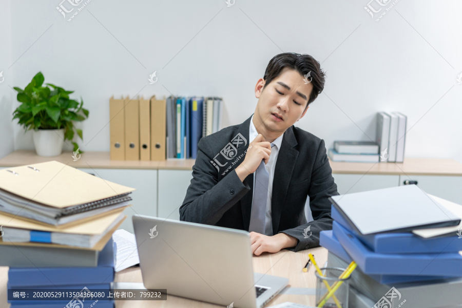 商务男士在办公室加班