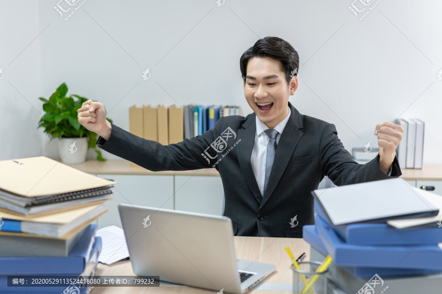 快乐的商务男士在办公室加班