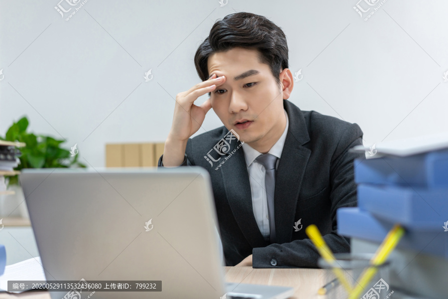 商务男士在办公室加班