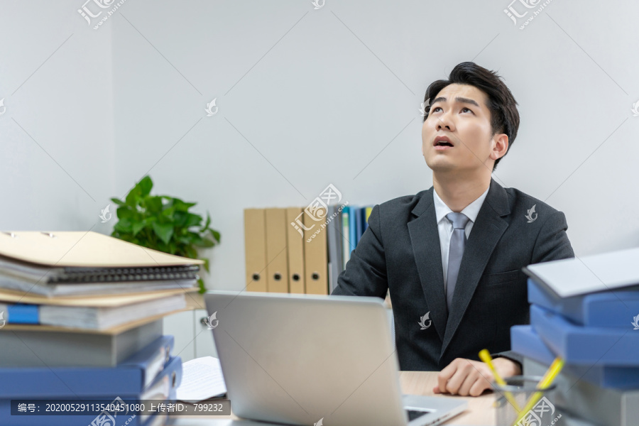 商务男士在办公室加班