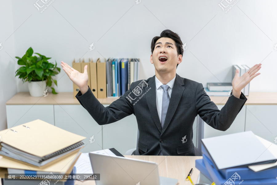 商务男士在办公室加班