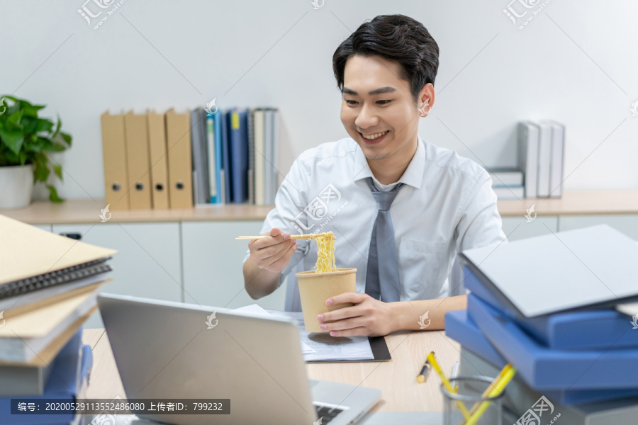 快乐的商务男士在办公室加班