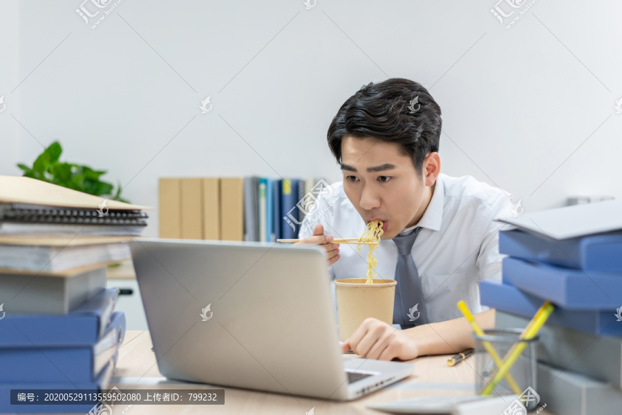 商务男士在办公室加班