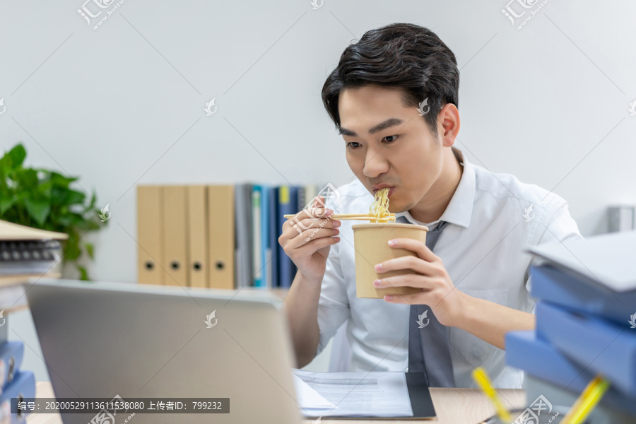 商务男士在办公室加班
