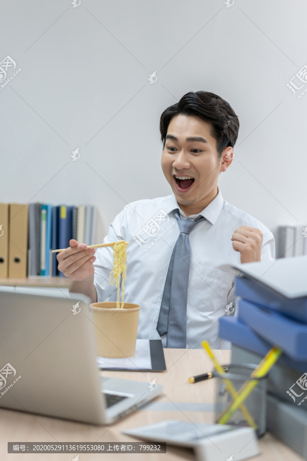 快乐的商务男士在办公室加班