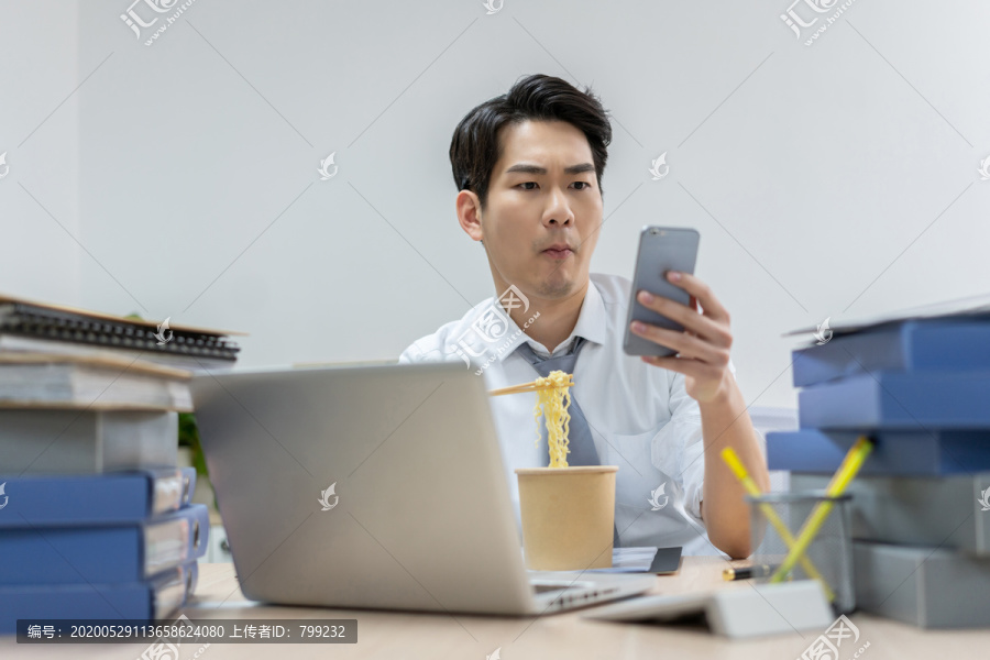 商务男士在办公室加班
