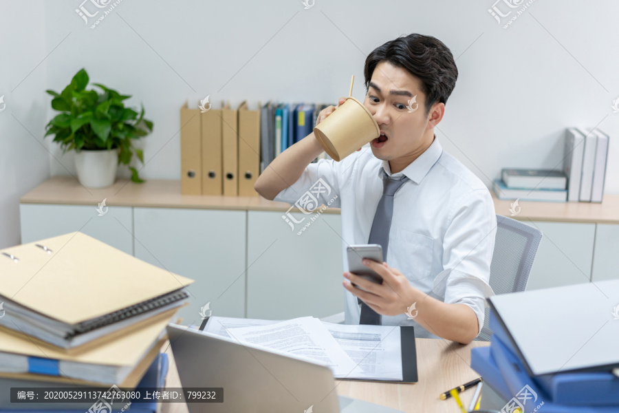 商务男士在办公室加班