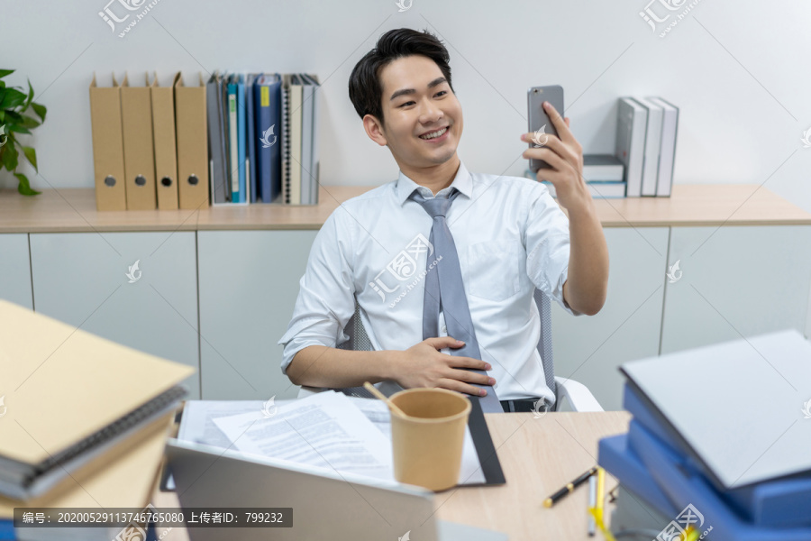 快乐的商务男士在办公室加班