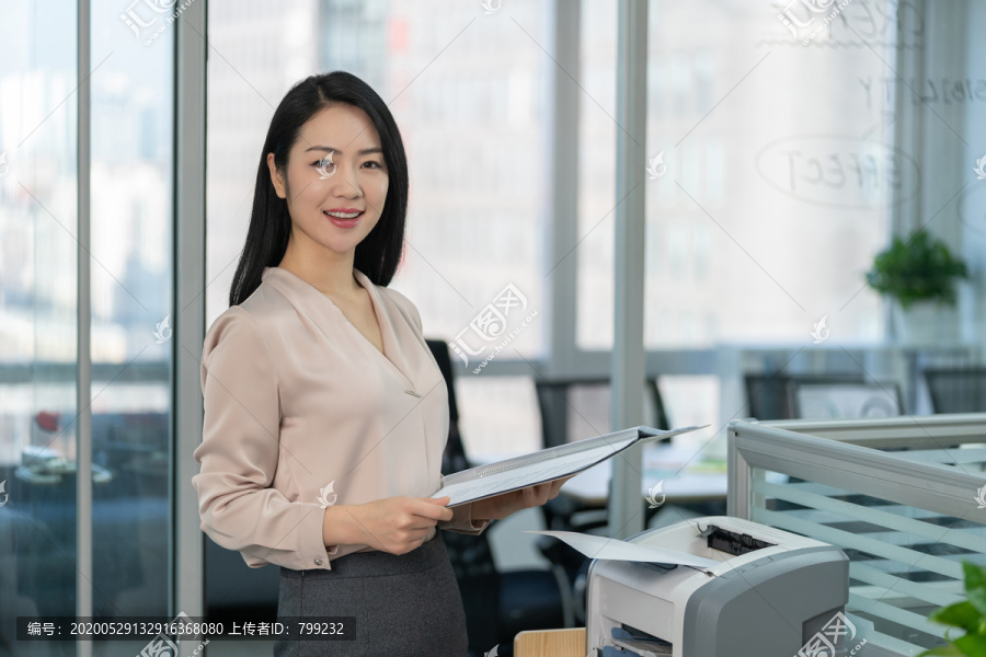 年轻商务女士使用打印机