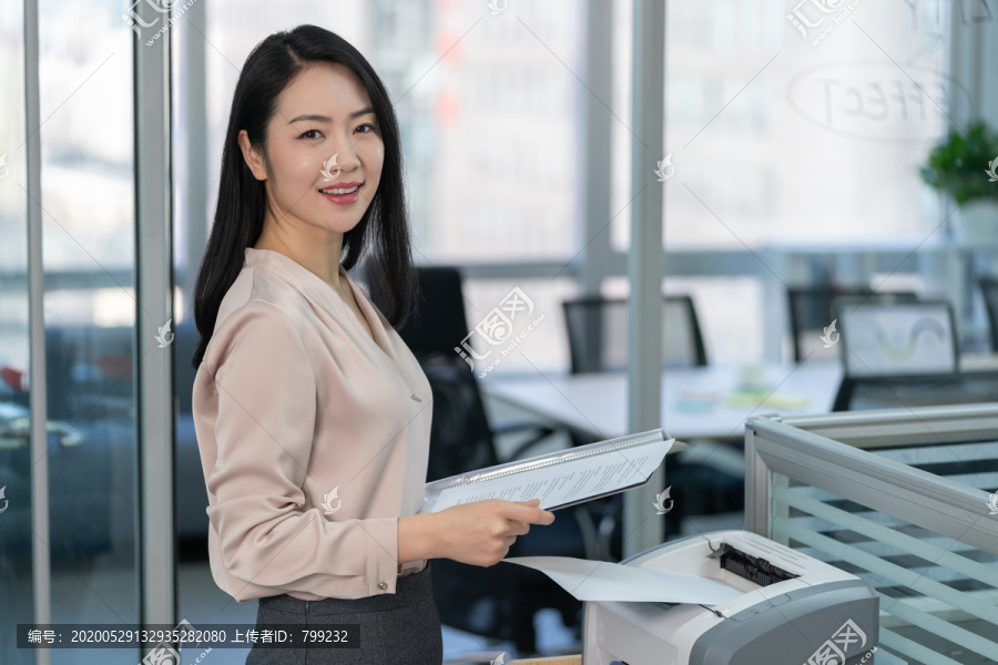 年轻商务女士使用打印机