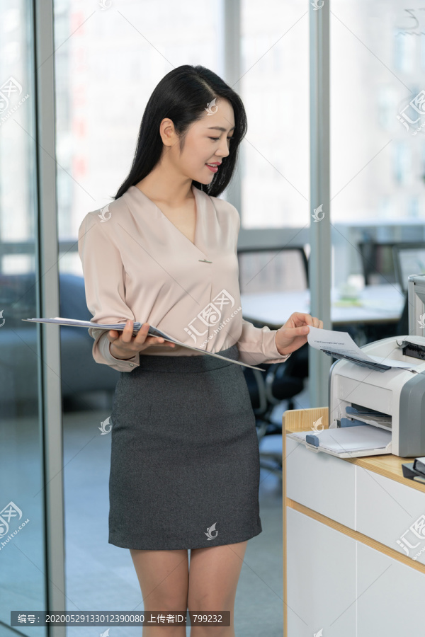 年轻商务女士使用打印机
