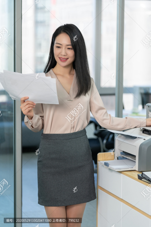 年轻商务女士使用打印机