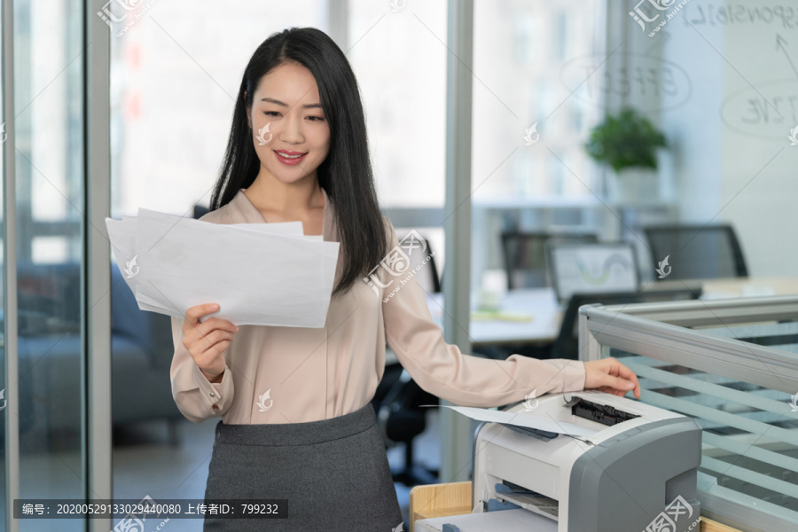 年轻商务女士使用打印机