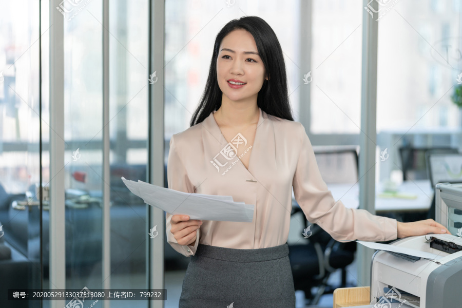 年轻商务女士使用打印机