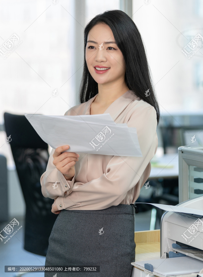 年轻商务女士使用打印机