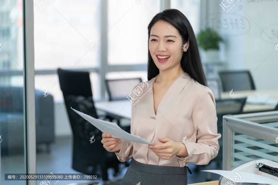 年轻商务女士使用打印机