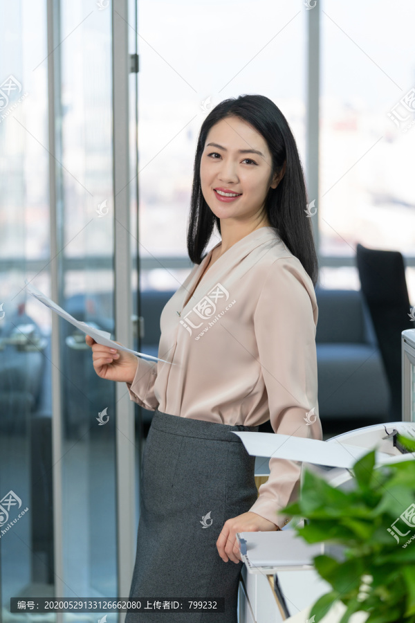 年轻商务女士使用打印机