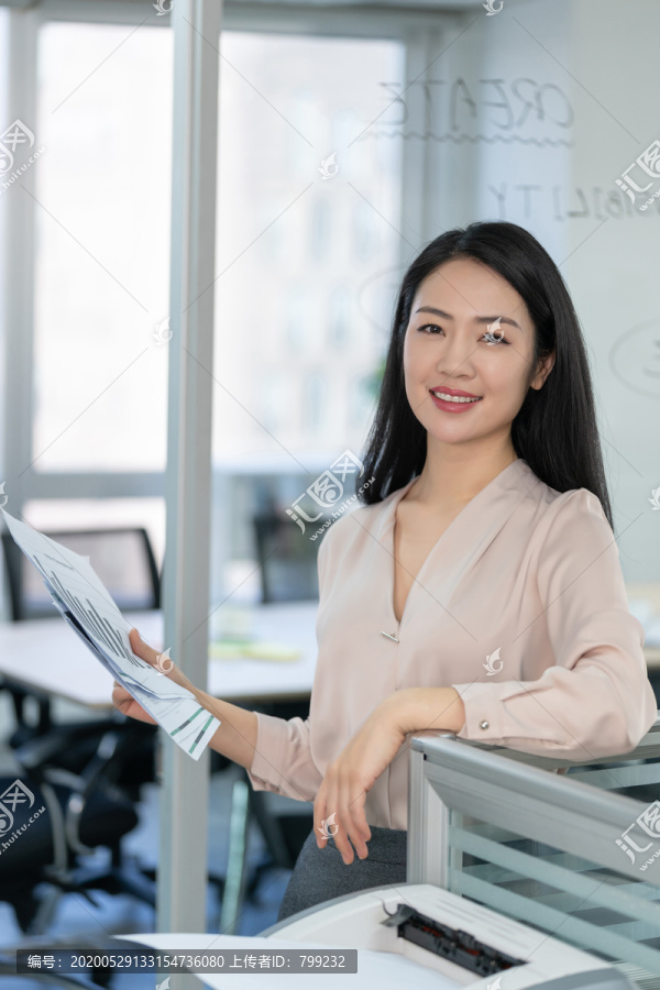 年轻商务女士拿着文件