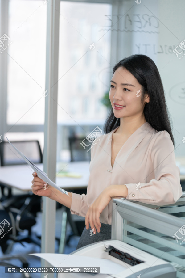 年轻商务女士拿着文件
