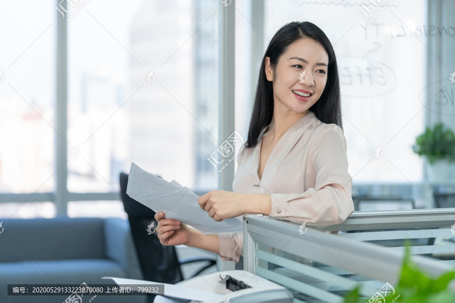年轻商务女士拿着文件