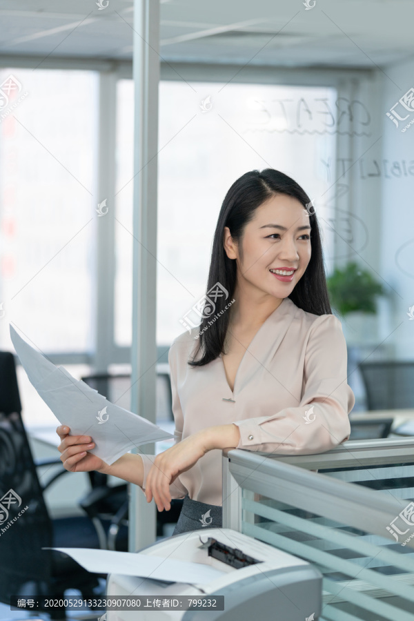 年轻商务女士拿着文件