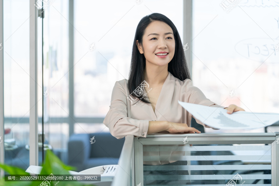 年轻商务女士拿着文件