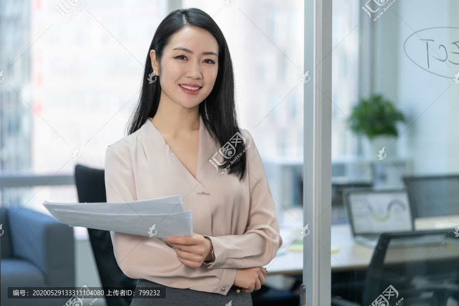 年轻商务女士拿着文件