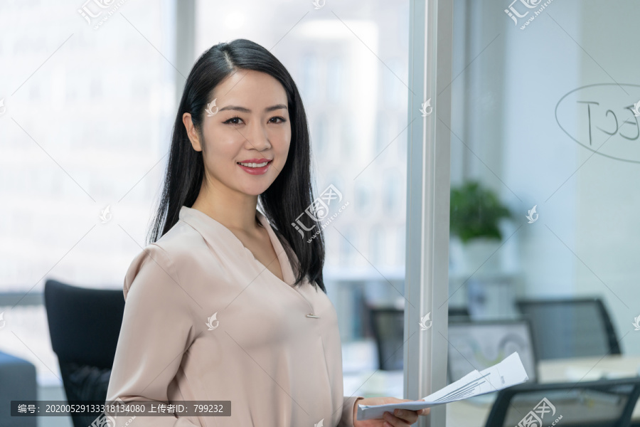 年轻商务女士拿着文件
