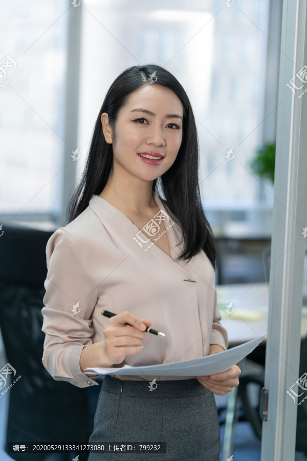 年轻商务女士拿着文件