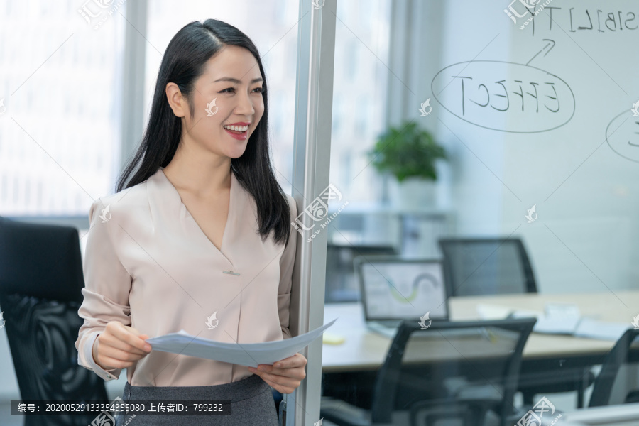 年轻商务女士拿着文件