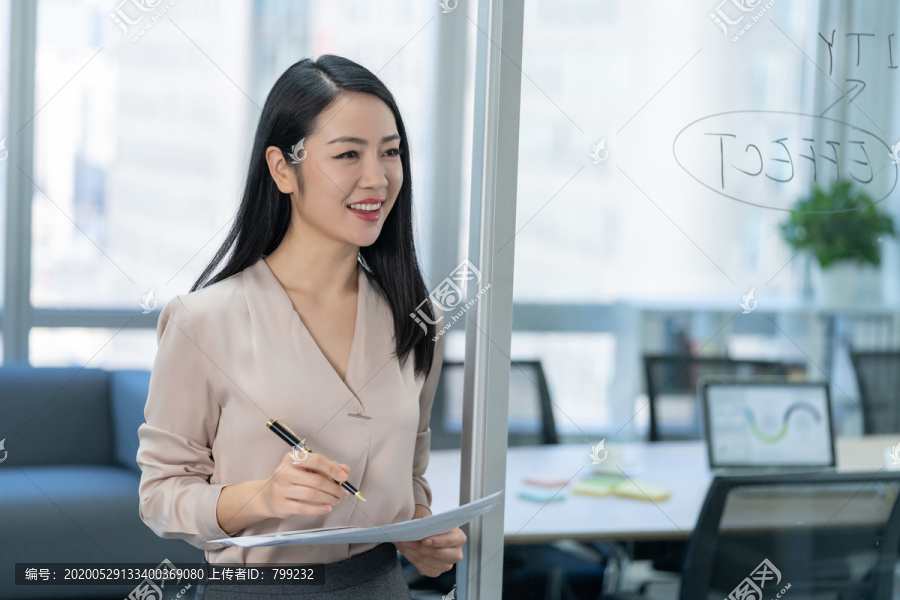 年轻商务女士拿着文件