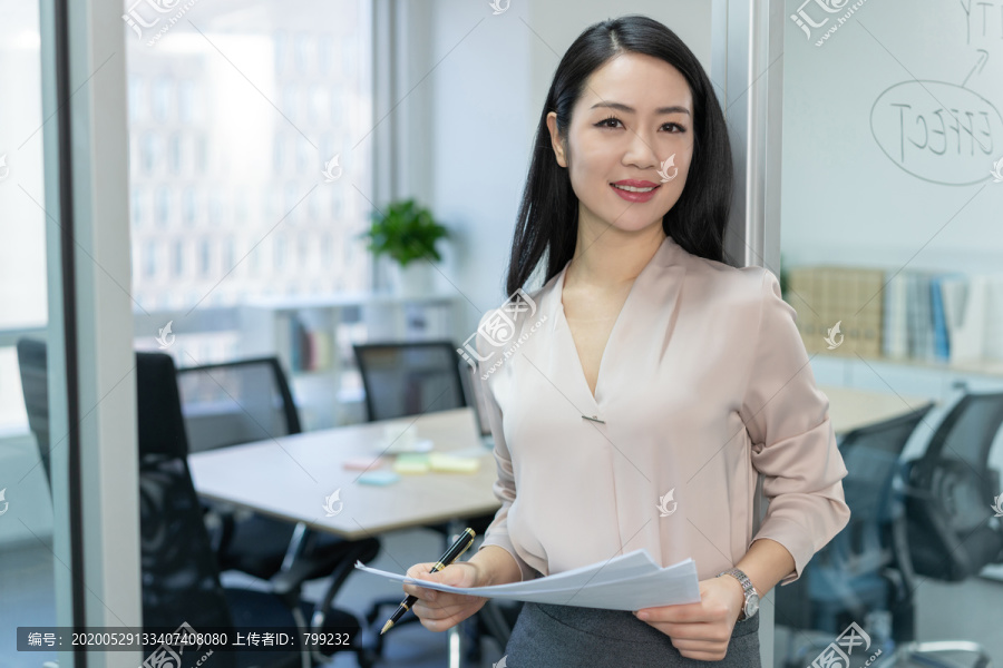 年轻商务女士拿着文件