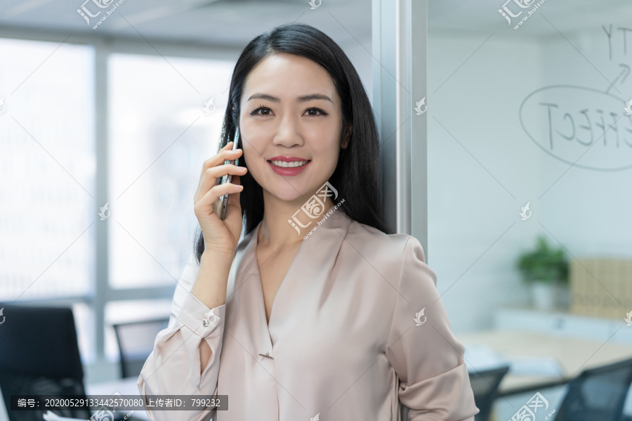 年轻商务女士在打电话