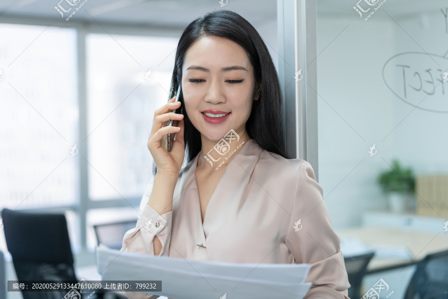 年轻商务女士在打电话