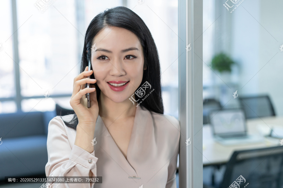 年轻商务女士在打电话