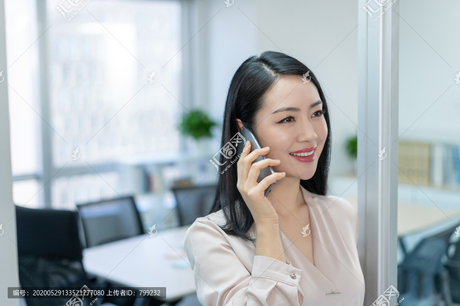 年轻商务女士在打电话