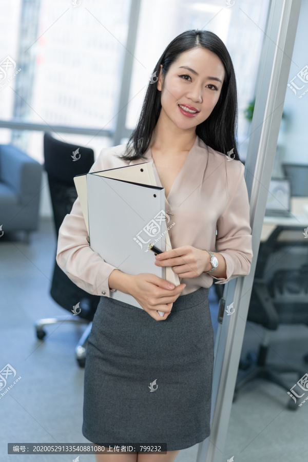 年轻商务女士拿着文件
