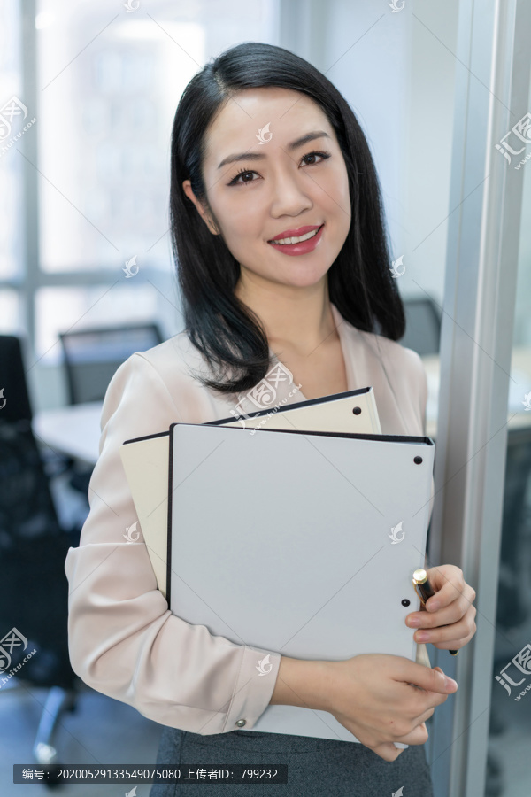 年轻商务女士拿着文件