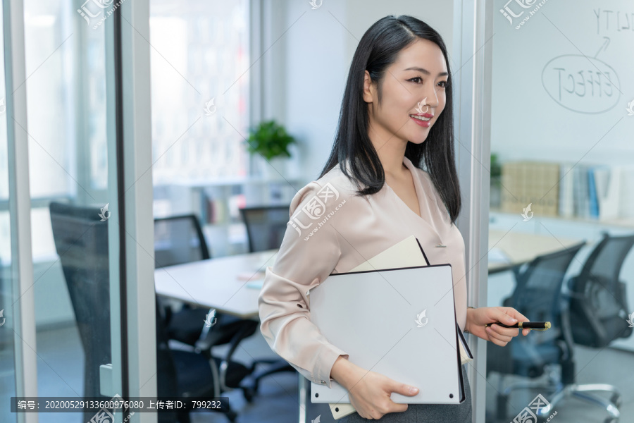 年轻商务女士拿着文件
