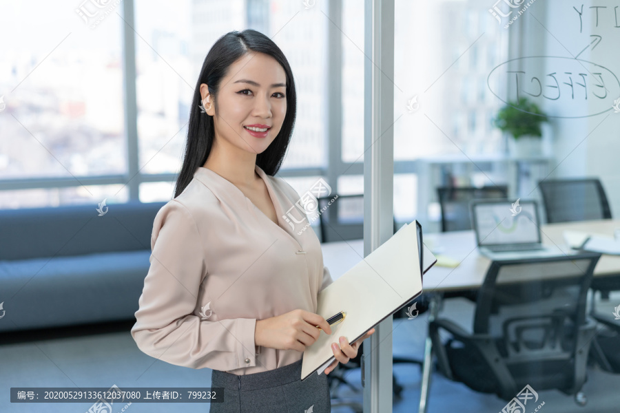 年轻商务女士拿着文件