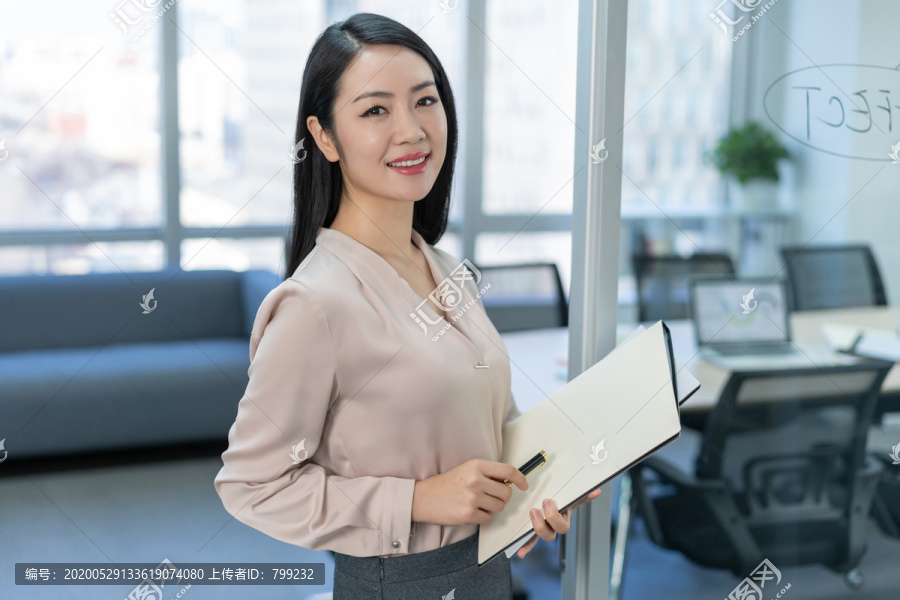 年轻商务女士拿着文件
